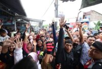 Ratusan warga Kecamatan Bandongan, Jawa Tengah, Senin (29/1/2024) turut bersuka cita saat Presiden Jokowi dan Menteri Pertahanan Prabowo Subianto mampir untuk makan bakso bareng di salah satu kios kaki lima. (Dok. Tim Media Prabowo-Gibran)