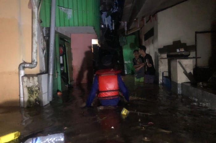Bencana banjir melanda Kota Bandung, Jawa Barat pada Kamis (11/1/2024). Dikarenakan meluapnya Sungai Cikapundung akibat curah hujan yang tinggi. (Dok. BPBD Provinsi Jawa Barat.)