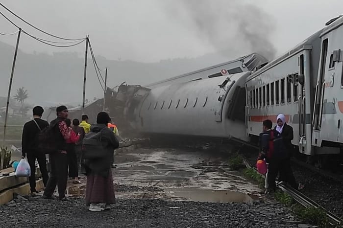 Insiden tabrakan adu banteng Kereta Api Turangga vs Commuterline Bandung Raya di Petak Jalan Haurpugur, Cicalengka, Kabupaten Bandung, Jawa Barat. (Instagram.com/@infojawabarat)