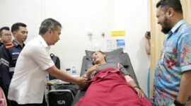 Penjabat Gubernur Jawa Barat Bey Machmudin menjenguk korban kecelakaan Kereta Api Lokal Bandung Raya dengan KA Turangga di RS AMC Cileunyi, Kabupaten Bandung, Jumat (5/1/2024).(Foto: Denny Alung/Biro Adpim Jabar)