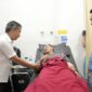 Penjabat Gubernur Jawa Barat Bey Machmudin menjenguk korban kecelakaan Kereta Api Lokal Bandung Raya dengan KA Turangga di RS AMC Cileunyi, Kabupaten Bandung, Jumat (5/1/2024).(Foto: Denny Alung/Biro Adpim Jabar)
