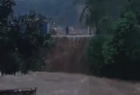 Tim gabungan melakukan evakuasi dan monitoring di lokasi terdampak banjir Kabupaten Karawang. (Dok. BPBD Karawang)