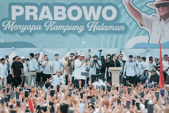 Calon presiden nomor urut 2, Prabowo Subianto menyapa puluhan ribu masyarakat Sulawesi Utara yang memadati Lapangan Schwarz, Langowan. (Dok. TKN Prabowo Gibran)