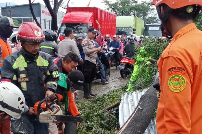 Angin puting beliung yang terjadi menerjang wilayah Kabupaten Sumedang dan Bandung. (Dok. BNPB)