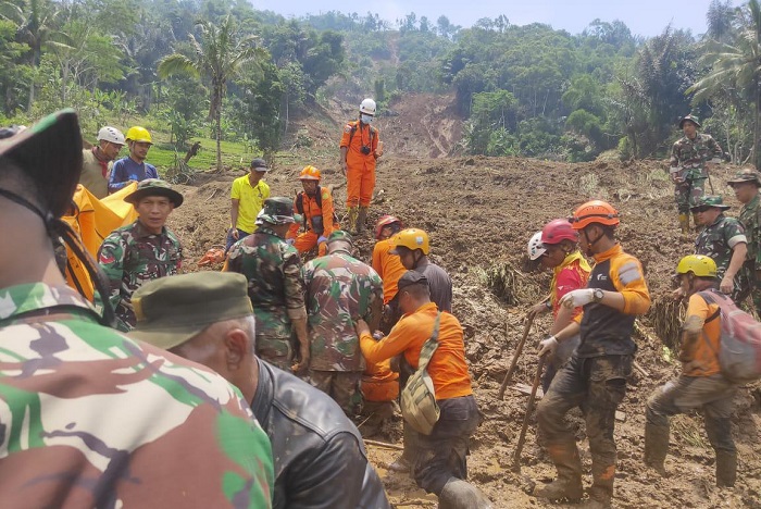 Operasi pencarian yang dilakukan Tim SAR gabungan dalam menemukan korban hilang di Desa Cibenda, Bandung Barat. (Dok. BPBD Bandung Barat)