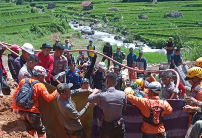 Proses evakuasi korban yang tertimbun longsor di Kabupaten Garut, Jawa Barat pada Jumat (26/4/2024). (Dok. BPBD Kabupaten Garut)