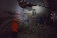 Sejumlah bangunan di Kabupaten Sumedang tampak rusak akibat gempa berkekuatan M6,2 di Kabupaten Garut, pada Sabtu (27/4) malam. Dok. BPBD Kota Tasikmalaya)