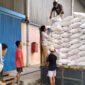 Sepanjang tahun 2024, penyerapan beras dari petani di Jabar oleh Perum Biog mencapai 185.ribu ton (foto : Haipurwakarta.com/Indra Jaya) 