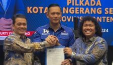 Partai Demokrat resmi menyerahkan surat dukungan rekomendasi kepada bakal pasangan calon Wali Kota dan Wakil Wali Kota Tangerang Selatan untuk Ahmad Riza Patria - Marshel Widianto. (Instagram.com @arizapatria)