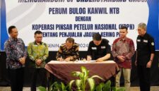 MoU antara Bulog Wilayah NTB dengan peternak rakyat yang tergabung dalam Pinsar Petelur Nasional (PPN) pada Senin (22/7/2024) di Mataram, Nusa Tenggara Barat. (Dok. Tim Komunikasi Bapanas)

