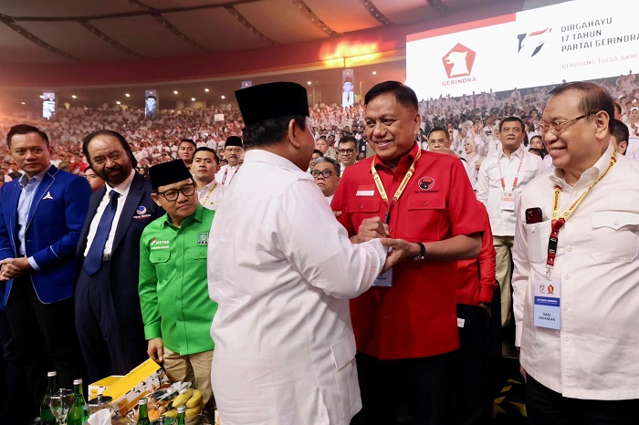 Presiden Prabowo Subianto yang juga Ketua Umum (Ketum) DPP partai Gerindra menyapa dan memeluk perwakilan dari partai PDI Perjuangan Olly Dondokambey. (Facebook.com @Prabowo Subianto)

