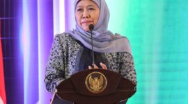 Khofifah Indar Parawansa menghadiri acara wisuda putranya di Universitas Peking, Tiongkok, pada pekan yang sama saat ia dipanggil KPK. (Dok. kominfo.jatimprov.go.id) 
