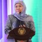 Khofifah Indar Parawansa menghadiri acara wisuda putranya di Universitas Peking, Tiongkok, pada pekan yang sama saat ia dipanggil KPK. (Dok. kominfo.jatimprov.go.id) 
