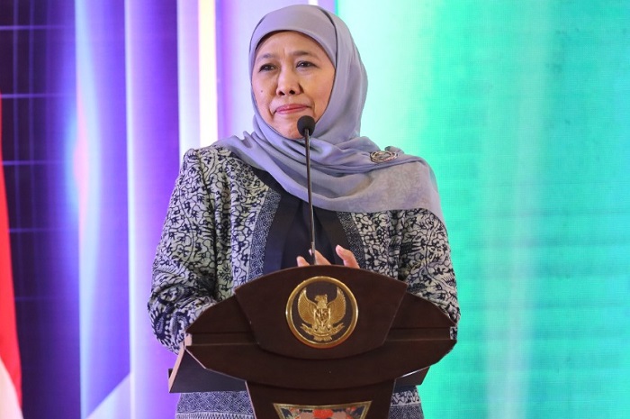 Khofifah Indar Parawansa menghadiri acara wisuda putranya di Universitas Peking, Tiongkok, pada pekan yang sama saat ia dipanggil KPK. (Dok. kominfo.jatimprov.go.id) 
