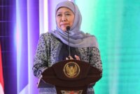 Khofifah Indar Parawansa menghadiri acara wisuda putranya di Universitas Peking, Tiongkok, pada pekan yang sama saat ia dipanggil KPK. (Dok. kominfo.jatimprov.go.id) 
