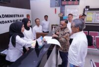 Kapolda Jabar Irjen Rudi Setiawan menyambut hangat tim juri Kompolnas Award 2025 di Aula Herman Sudjanadiwirja, Senin (23/6/2025). (Dok. mediahub.polri.go.id)
