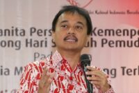 Mantan Wakil Menteri Desa Paiman Raharjo kepada Roy Suryo. (Dok. kemenpora.go.id)