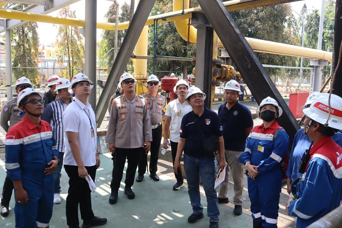 2. Aparat kepolisian mengamankan lokasi insiden guna menjaga keselamatan warga dan mendukung proses olah TKP. (Dok. Pertamina EP)