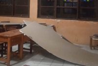 Plafon SDN Kutamaneuh 2 jebol pascagempa Bekasi, untungnya tidak ada aktivitas belajar saat kejadian. (Dok. BNPB)

